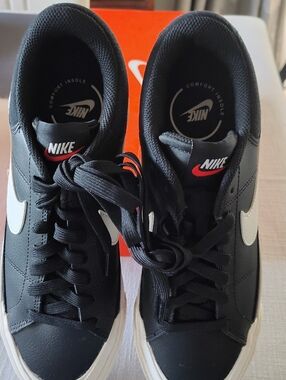 New Woman Nike Sneakers, New Never Used.